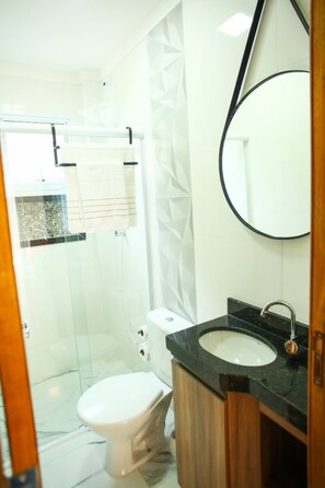 Een douche, handdoeken, toiletpapier