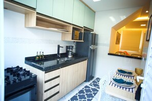 Een koelkast, een microgolfoven, een oven, een kookplaat