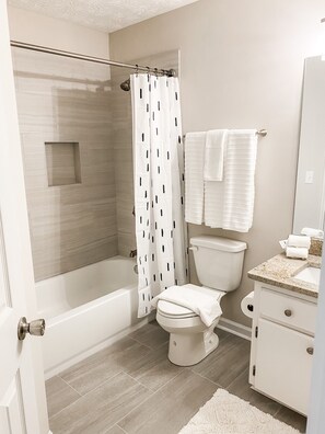 Duschwanne, Haartrockner, Handtücher, Toilettenpapier