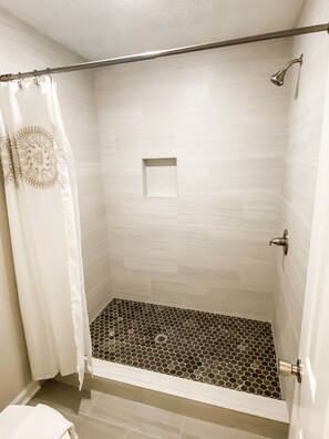 Ensemble baignoire-douche, séchoir à cheveux, serviettes fournies