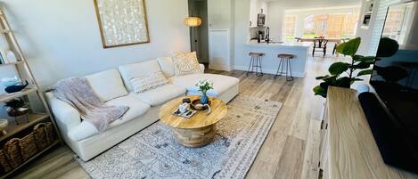 Televisor intel·ligent, llibres i pantalles d'ordinador