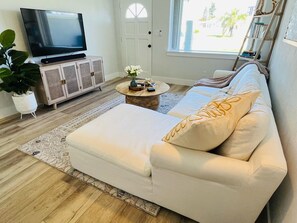 Smart TV, libros y monitor de computadora