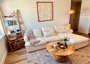 Smart TV, libros y monitor de computadora 