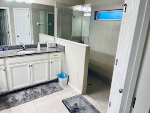 Combined shower/tub, towels