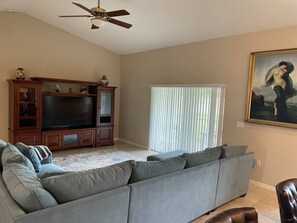 Smart TV - Modern and Spacious 4 Bedroom Home (Palm Coast)