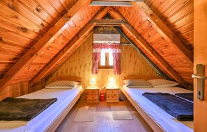 3 bedrooms, travel cot, free WiFi, bed sheets