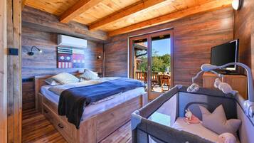 3 bedrooms, travel crib, free WiFi, bed sheets