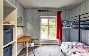 2 bedrooms, travel crib, free WiFi