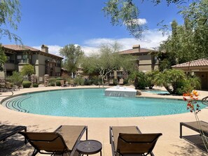 Alberca al aire libre y alberca climatizada