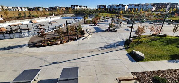 Property grounds - Adorable Legal Suite in NW, Calgary (Calgary)