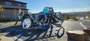 Property grounds - Adorable Legal Suite in NW, Calgary (Calgary)