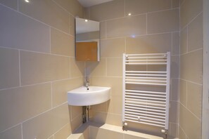 Apartment | Bathroom | Shower, towels - Cosy 2-bed 2 Bathroom Apartment in London (London)