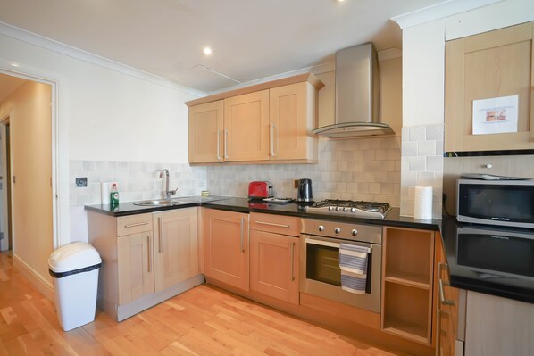 Apartment | Eigene Küche | Kühlschrank, Mikrowelle, Ofen, Herdplatte