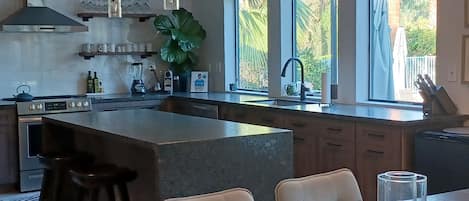 Jääkaappi, mikroaaltouuni, uuni, liesi