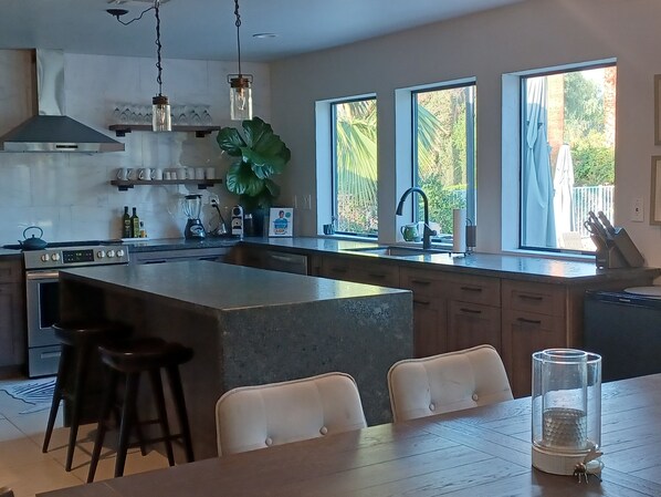 冷蔵庫、電子レンジ、オーブン、コンロ