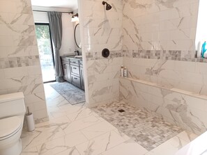Combined shower/bathtub, hair dryer, towels, soap