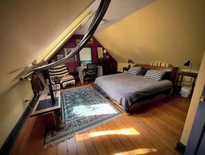 2 bedrooms, desk, iron/ironing board, travel crib