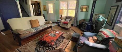 Smart-tv, eldstad, böcker och ett filmbibliotek