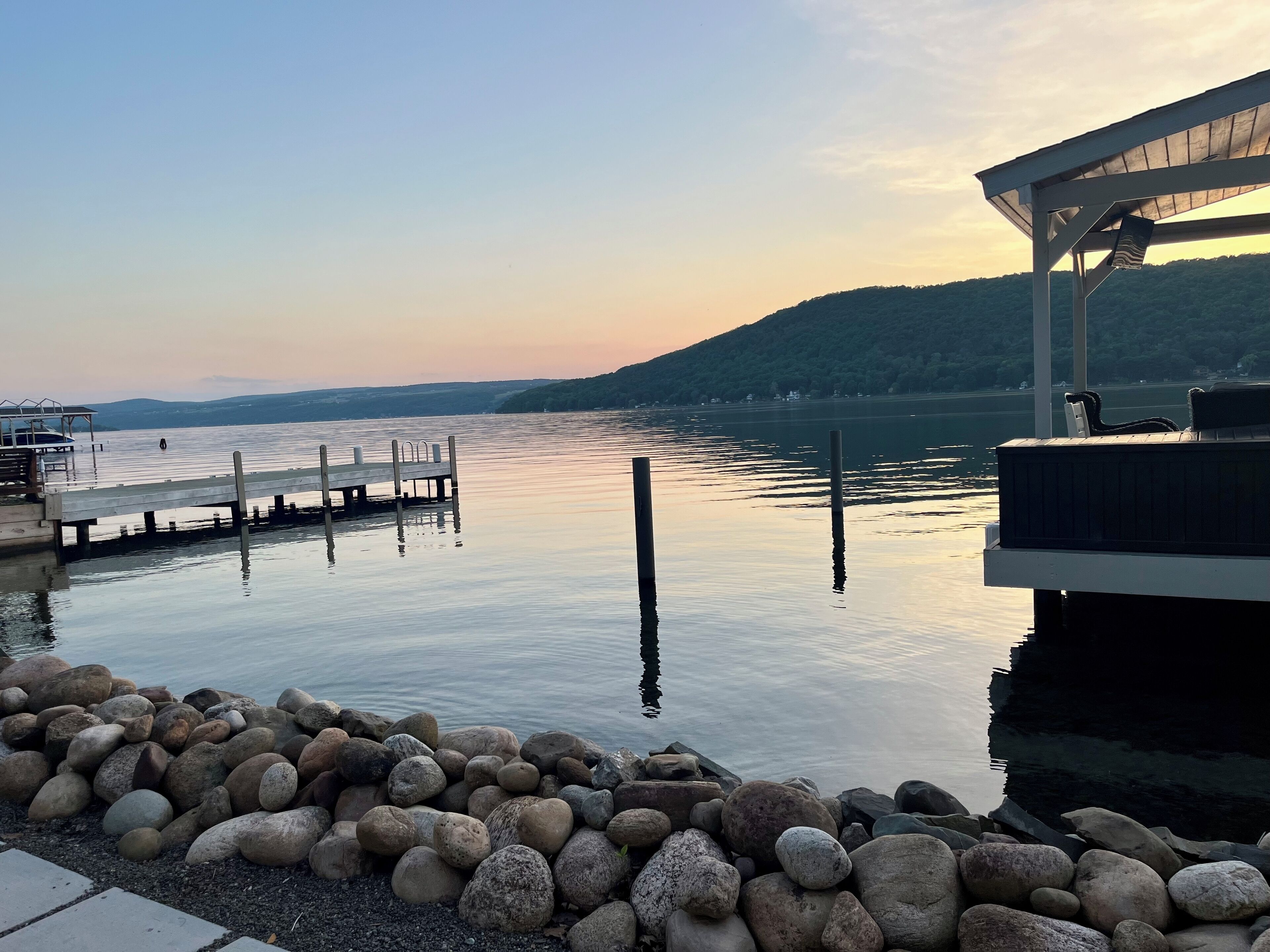 CENTRALLY LOCATED - NEWLY RENOVATED LAKEFRONT COTTAGE - BOAT SLIP - HOT TUB