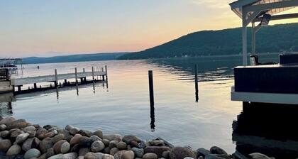 WINERIES & BREWERIES NEARBY-NEWLY RENOVATED LAKEFRONT COTTAGE-BOAT SLIP-HOT TUB