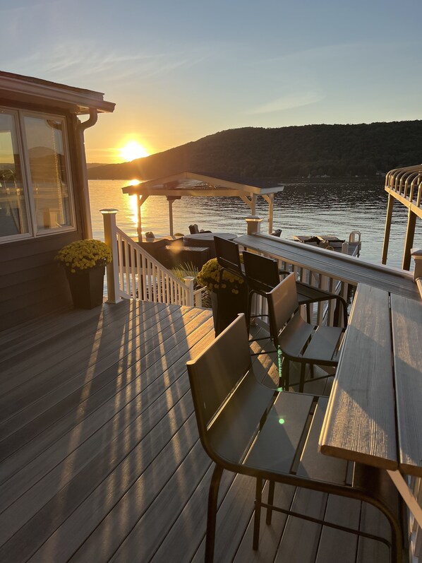 Property grounds - WINERIES & BREWERIES NEARBY-NEWLY RENOVATED LAKEFRONT COTTAGE-BOAT SLIP-HOT TUB (Dundee)