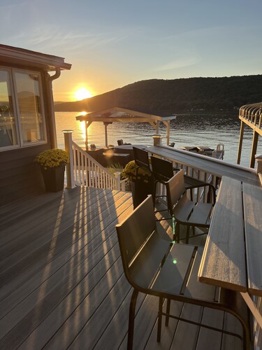 WINERIES & BREWERIES NEARBY-NEWLY RENOVATED LAKEFRONT COTTAGE-BOAT SLIP-HOT TUB