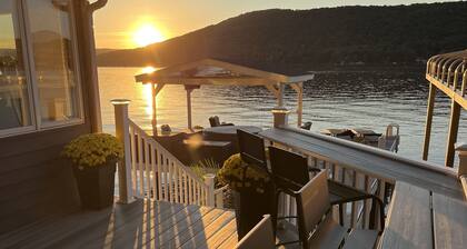 WINERIES & BREWERIES NEARBY-NEWLY RENOVATED LAKEFRONT COTTAGE-BOAT SLIP-HOT TUB