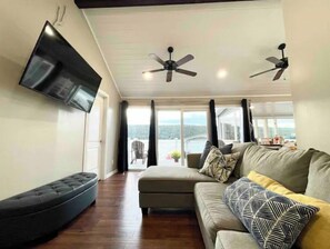 Smart TV - WINERIES & BREWERIES NEARBY-NEWLY RENOVATED LAKEFRONT COTTAGE-BOAT SLIP-HOT TUB (Dundee)