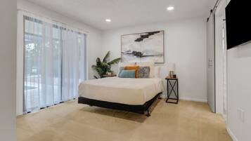 3 habitaciones, escritorio y tabla de planchar con plancha