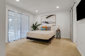 3 habitaciones, escritorio y tabla de planchar con plancha 