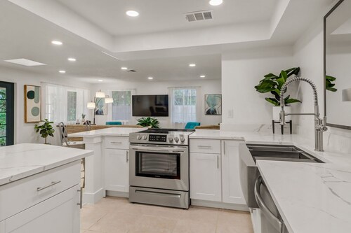 Modern Retreat, Heated Pool, Bikes, Beach, Firepit, Near Mercato & Ritz