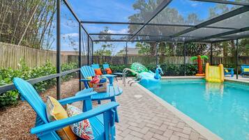 Alberca al aire libre y alberca climatizada