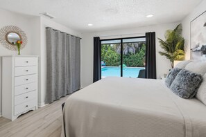 3 habitaciones, escritorio y tabla de planchar con plancha 
