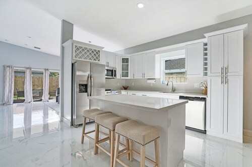 Beautiful 3 bedroom home near beaches and shopping