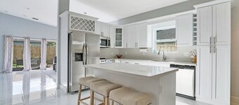 Beautiful 3 bedroom home near beaches and shopping