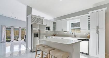 Beautiful 3 bedroom home near beaches and shopping