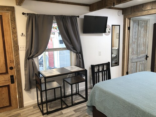 Studio B. Katie and Steve Riley Apartment