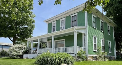 Historic home in Shepherd spacious upstairs apartment.