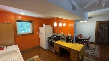 Een koelkast, een oven, een kookplaat, een koffiezetapparaat/waterkoker