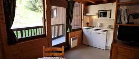Fridge, oven, dishwasher, coffee/tea maker