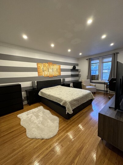 Big bedrooms located 20 mins from Manhattan & 15 mins from  Forrest Hill Stadium
