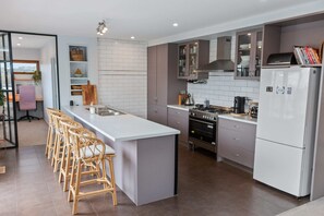 Réfrigérateur, four à micro-ondes, un four, surface de cuisson