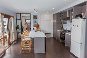 Kylskåp, mikrovågsugn, ugn och spishäll