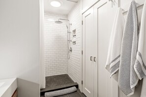 Shower, eco-friendly toiletries, hair dryer, towels - In-town, coastal + relaxing in Rockland (Rockland)