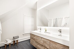 Douche, articles de toilette écologiques, sèche-cheveux
