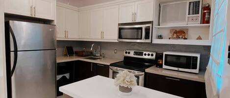 Réfrigérateur, micro-ondes, four, plaque de cuisson