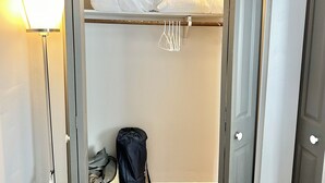 Ein Zimmer mit einem Bett, einer Hängelampe und einer Tür.