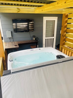 Indoor spa tub - Relaxing Country Home, Huge Fenced Yard, Backyard Gazebo Bar , Griddle & Hot Tub (Murfreesboro)
