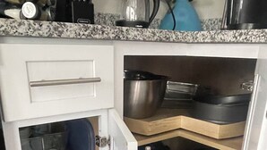 Keittiössä on sisäänrakennettu säilytysyksikkö, jossa on erilaisia keittiötarvikkeita ja -astioita.