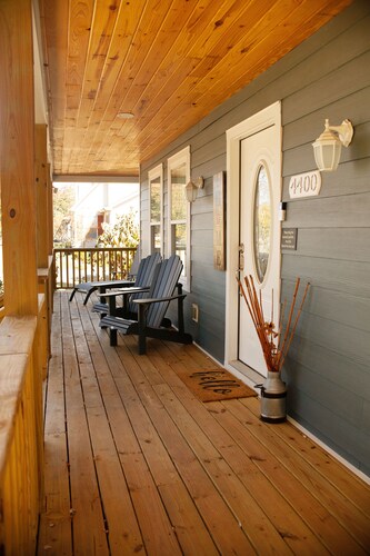 Relaxing Country Home, Huge Fenced Yard, Backyard Gazebo Bar , Griddle & Hot Tub